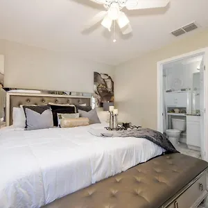 Modern Luxury Located In Tampa! Holiday home